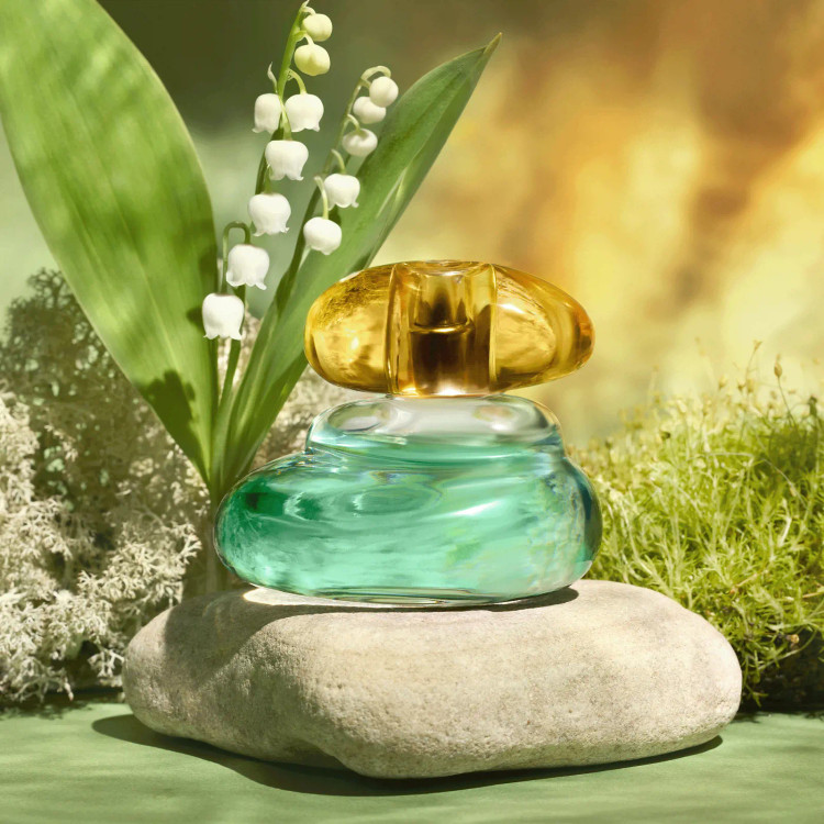 عطر الوی با رایحه گلهای سفید و مشک